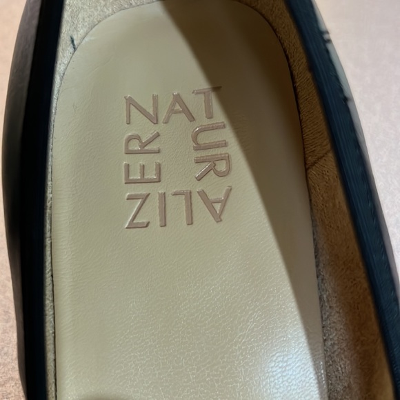Naturalizer black leather pumps, size 8 M. - Picture 4 of 8